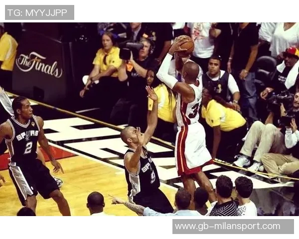 41岁仍在赛场拼搏的传奇球员全明星再现风采两位主帅同台竞技 41岁仍在赛场拼搏的传奇球员全明星再现风采两位主帅同台竞技