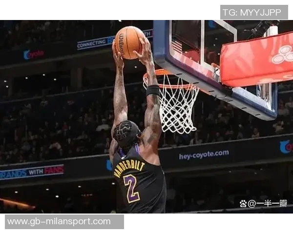 老詹依旧能打但防守短板让球队陷入困境 老詹依旧能打但防守短板让球队陷入困境